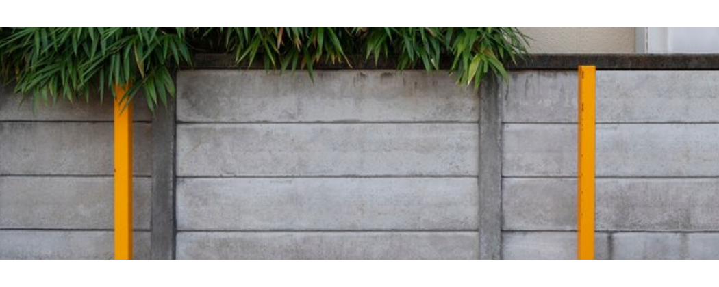 Hydroizolačný materiál na ochranu betónovej steny alebo plotu