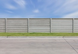 Ochrana plotov a stien pred vlhkosťou: Výber a inštalácia hydroizolačných materiálov